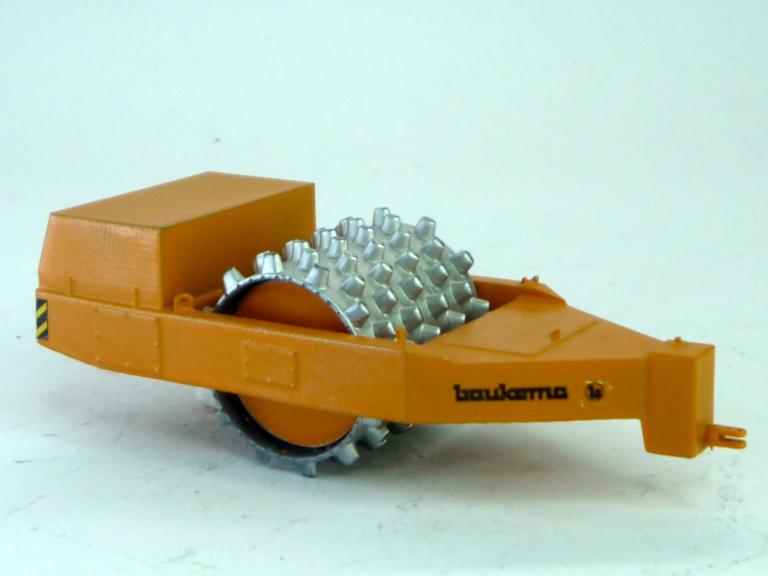 Preview: Anhänge Vibrationswalze Baukema A12 Stampffußwalze mit Motorverkleidung orange